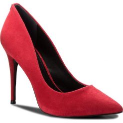 Szpilki GUESS - FLOKY4 SUE08 RED. Czerwone szpilki damskie Guess, ze skóry. Za 669.00 zł.