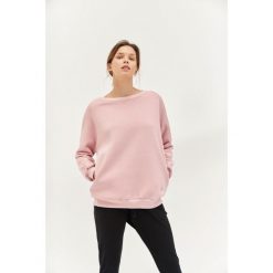 Bluza do jogi Moonholi Cozy AF Oversize Sweatshirt z bawełnianej dzianiny. Czerwone bluzy sportowe damskie MOONHOLI, m, bez wzorów, z bawełny, bez kaptura, na fitness i siłownię. Za 429.00 zł.