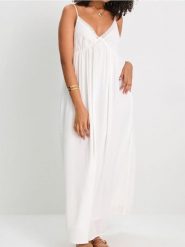 Wiskozowa sukienka maxi na ramiączkach w stylu boho - biały. Białe sukienki damskie Sinsay, l, bez wzorów, z wiskozy, boho, bez kołnierzyka, bez ramiączek, maxi. Za 59.99 zł.