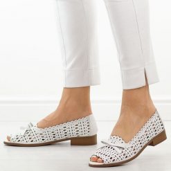 Białe ażurowe półbuty damskie M.Daszyński 25113-10. Białe półbuty damskie M.Daszyński, na lato, w ażurowe wzory, ze skóry, casualowe, z otwartym noskiem, bez obcasa, na płaskiej podeszwie, bez zapięcia. Za 219.00 zł.