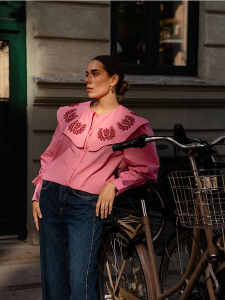 Bluzka z ozdobnym kołnierzem - intensywny róż. Czerwone bluzki damskie Reserved, l, bez wzorów, z bawełny, bez kołnierzyka, bez ramiączek. W wyprzedaży za 89.99 zł.