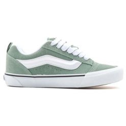 Buty na deskorolkę damskie Vans Knu Skool. Zielone trampki i tenisówki damskie Vans, bez wzorów, bez zapięcia. Za 251.99 zł.