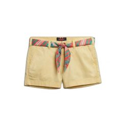 Krótkie klasyczne chinosy damskie Superdry. Żółte szorty damskie Superdry., na lato, bez wzorów, eleganckie. Za 235.60 zł.