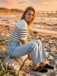 Sweter z krótkim rękawem w paski - biały. Białe swetry damskie Sinsay, l, bez wzorów, bez kołnierzyka, bez ramiączek, krótkie, bez kaptura. Za 29.99 zł.