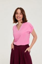 Bawełniany t-shirt z dekoltem w serek różowy. Czerwone bluzki damskie MOODO, bez wzorów, z bawełny, bez kołnierzyka. Za 59.99 zł.