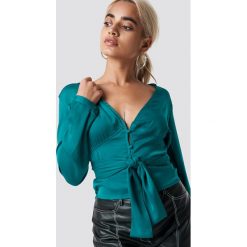 NA-KD Koszula na guziki z wiązaniem - Green,Turquoise. Zielone koszule damskie NA-KD, z poliesteru, dekolt w kształcie v, z długim rękawem. Za 121.95 zł.