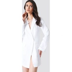 NA-KD Classic Asymetryczna sukienka o kroju marynarki - White. Sukienki damskie marki NA-KD Classic. Za 242.95 zł.