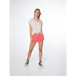 Spodenki damskie Protest PRTKABIN shorts. Czerwone szorty sportowe damskie Protest, bez wzorów, sportowe, trekkingowe. W wyprzedaży za 72.00 zł.