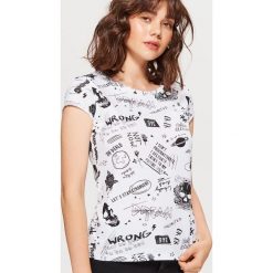 Koszulka z nadrukiem all over - Biały. Białe t-shirty damskie Cropp, z nadrukiem. Za 29.99 zł.