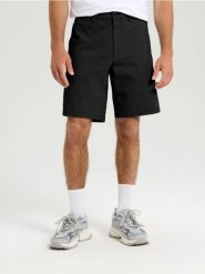 Szorty chino - czarny. Czarne spodnie materiałowe męskie Sinsay, m, bez wzorów. W wyprzedaży za 39.99 zł.