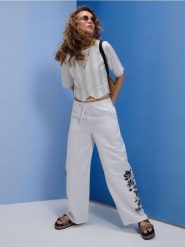 Spodnie loose fit wide leg z wiskozą i domieszką lnu - kremowy. Białe spodnie materiałowe damskie Sinsay, l, bez wzorów, z wiskozy. Za 49.99 zł.