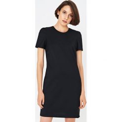 Simple - Sukienka. Czarne sukienki damskie Simple, z acetatu, eleganckie, z okrągłym kołnierzem, z krótkim rękawem. Za 679.90 zł.