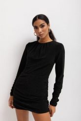 Dopasowana sukienka z marszczeniami w kolorze SHINY BLACK - ALIZEE. Czarne sukienki damskie Marsala, na co dzień, s, bez wzorów, z materiału, klasyczne, bez kołnierzyka, bez ramiączek, mini, dopasowane. W wyprzedaży za 74.95 zł.