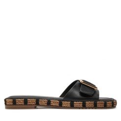 Klapki Tamaris. Czarne klapki damskie Tamaris, bez wzorów, bez obcasa. Za 179.99 zł.