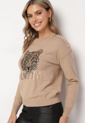 Beżowy Sweter z Wiskozą Ozdobiony Napisem i Naszywką z Cyrkoniami Liliran. Brązowe swetry damskie Born2be, z aplikacjami, z jeansu, eleganckie, bez kołnierzyka, bez ramiączek, bez kaptura. Za 129.99 zł.