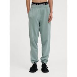 Damskie spodnie dresowe Hummel Pulse. Zielone spodnie dresowe damskie Hummel, bez wzorów, z dresówki. Za 170.00 zł.