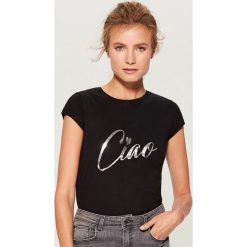 Koszulka z połyskującym nadrukiem - Czarny. Czarne t-shirty damskie Mohito, z nadrukiem. Za 29.99 zł.