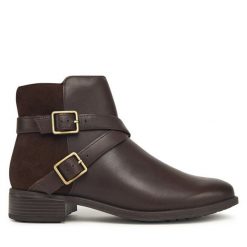 Botki Clarks. Brązowe botki damskie Clarks, bez obcasa, na płaskiej podeszwie, bez zapięcia. Za 379.99 zł.