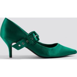 NA-KD Shoes Satynowe czółenka z klamrą - Green. Czółenka damskie marki bonprix. W wyprzedaży za 80.97 zł.