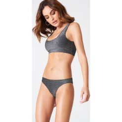 Hannalicious x NA-KD Brokatowy dół od bikini - Grey. Bikini damskie marki Hannalicious x NA-KD. W wyprzedaży za 32.38 zł.