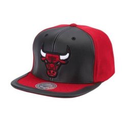 Czapka z daszkiem koszykarska Mitchell & Ness NBA Chicago Bulls. Czarne czapki i kapelusze męskie Mitchell & Ness, bez wzorów, sportowe. Za 179.00 zł.