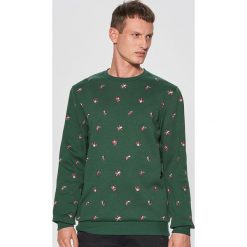Świąteczna bluza z nadrukiem all over - Zielony. Bluzy męskie marki Cropp. W wyprzedaży za 19.99 zł.