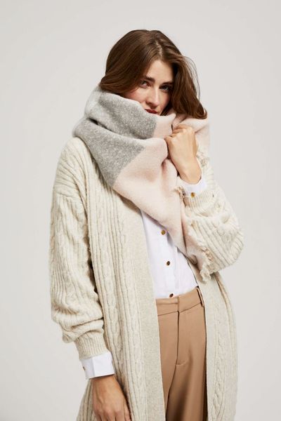 Szalik w kratę z postrzępionym brzegiem pudrowo-różowy. Czerwone szaliki i chusty damskie MOODO, bez wzorów, z poliesteru. W wyprzedaży za 20.99 zł.