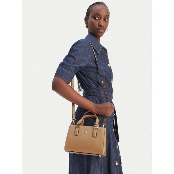 Torebka Tommy Hilfiger. Brązowe torebki do ręki damskie Tommy Hilfiger, bez wzorów, klasyczne, bez dodatków. Za 394.99 zł.