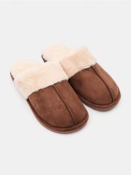 Kapcie z futerkiem - brązowy. Brązowe kapcie damskie Sinsay, bez wzorów. Za 29.99 zł.