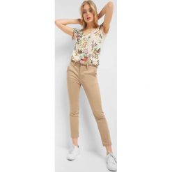Spodnie typu chino z paskiem. Spodnie materiałowe damskie marki Orsay. Za 119.99 zł.