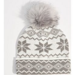 Zimowa czapka z pomponem - Wielobarwn. Szare czapki i kapelusze damskie Mohito. Za 39.99 zł.