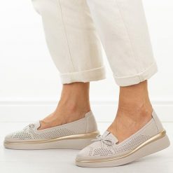 Beżowe ażurowe skórzane półbuty damskie S.Barski 7043. Brązowe półbuty damskie S.BARSKI, na jesień, w ażurowe wzory, z jeansu, casualowe, z okrągłym noskiem, bez obcasa, na płaskiej podeszwie, bez zapięcia. Za 239.00 zł.