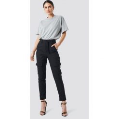 NA-KD Trend Spodnie z wiązanym paskiem - Black. Spodnie materiałowe damskie marki NA-KD Trend. Za 202.95 zł.