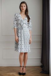 Elegancka Sukienka z Plisowanym Dołem - Wzór 114. Białe sukienki damskie Figl, l, bez wzorów, z elastanu, eleganckie, bez kołnierzyka, bez ramiączek, plisowane. Za 289.00 zł.