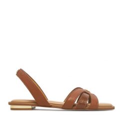 Sandały Beverly Hills Polo Club. Brązowe sandały damskie Beverly Hills Polo Club, bez wzorów, bez obcasa, na płaskiej podeszwie, bez zapięcia. Za 299.99 zł.