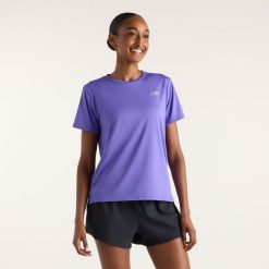 Koszulka damska New Balance WT41222EPU – fioletowa. Fioletowe koszulki sportowe damskie New Balance, s, bez wzorów, z materiału, eleganckie, bez kołnierzyka. Za 149.99 zł.