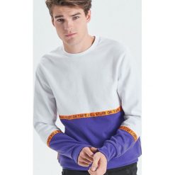 Dwukolorowa bluza z taśmą - Biały. Bluzy męskie marki Cropp. Za 89.99 zł.