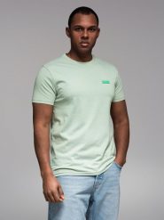 Bawełniany t-shirt męski z zieloną naszywką na piersi – miętowy V4 - Rozmiar: XL. Zielone t-shirty męskie Ombre Clothing, l, z aplikacjami, z bawełny, klasyczne, bez kołnierzyka. W wyprzedaży za 69.99 zł.
