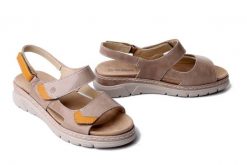Suave 710134-08 Beżowy, sandały damskie. Brązowe sandały damskie Suave, bez wzorów, ze skóry, bez obcasa, na koturnie, bez zapięcia. Za 334.90 zł.