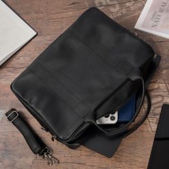Torba męska skóra ekologiczna na dokumenty A4 laptopa czarna Beltimore M02. Czarne torby na laptopa męskie bez wzorów, ze skóry ekologicznej. Za 199.99 zł.