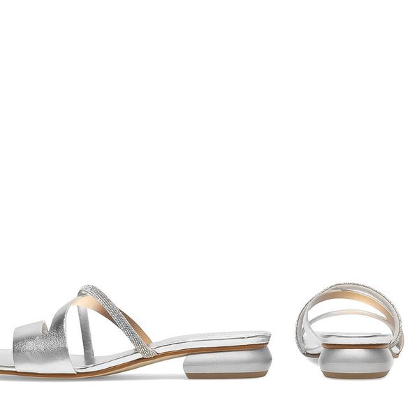 Klapki Badura. Szare klapki damskie Badura, bez wzorów, bez obcasa. Za 69.99 zł.