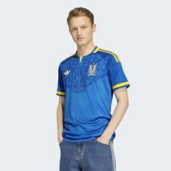 Koszulka wyjazdowa Ukraina 26. Niebieskie koszulki sportowe męskie Adidas, l, bez wzorów, z dzianiny, bez kołnierzyka, bez ramiączek, na fitness i siłownię, climacool (adidas). Za 439.00 zł.