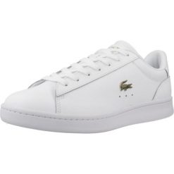Tenisówki Lacoste Model Carnaby Kolor Biały. Białe trampki i tenisówki damskie Lacoste, bez wzorów, sportowe, bez zapięcia. Za 399.00 zł.
