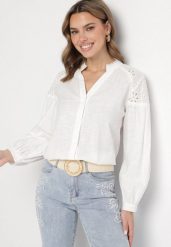 Biała Bawełniana Koszula z Ozdobną Koronką Erivendra. Białe bluzki damskie Born2be, l, bez wzorów, z bawełny, eleganckie, bez kołnierzyka, bez ramiączek. Za 99.99 zł.