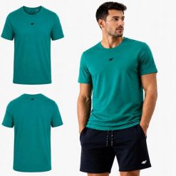 KOSZULKA MĘSKA 4F T-SHIRT 1 BAWEŁNA KOLEKCJA LIMITOWANA M3947 SS26. Zielone koszulki sportowe męskie 4f, m, bez wzorów, z bawełny, bez kołnierzyka, bez ramiączek, na fitness i siłownię. Za 54.99 zł.