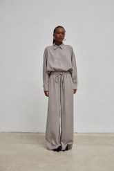 Luźne spodnie z wiskozy w kolorze GREY PEARL - PASSION-XS/S. Szare spodnie materiałowe damskie Marsala, s, bez wzorów, z gumy. W wyprzedaży za 221.94 zł.