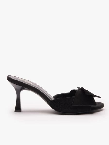 Czarne klapki z kokardą. Czarne klapki damskie Ryłko, bez wzorów, z gumy, klasyczne, bez obcasa, na obcasie. Za 379.99 zł.