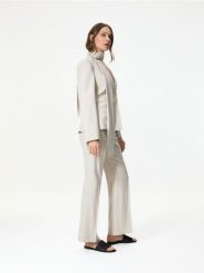 Spodnie z wiskozą - beżowy. Brązowe spodnie materiałowe damskie Reserved, l, bez wzorów, z tkaniny. Za 139.99 zł.