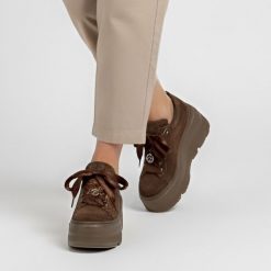 Sneakersy damskie Karino, półbuty na wysokiej platformie i ze skóry zamszowej, brązowe, 5739-015-P-Cervo-Welur. Brązowe półbuty damskie Karino, bez wzorów, z satyny, eleganckie, bez obcasa, na platformie, bez zapięcia. Za 484.99 zł.