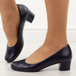 Granatowe Polskie czółenka damskie Gregors 702. Niebieskie czółenka damskie GREGORS, bez wzorów, ze skóry, eleganckie, bez obcasa, na obcasie, bez zapięcia. Za 379.00 zł.